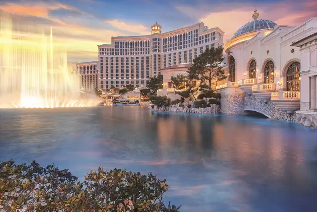 Bellagio em Las Vegas, hotel com fonte, piscina e ponte em primeiro plano