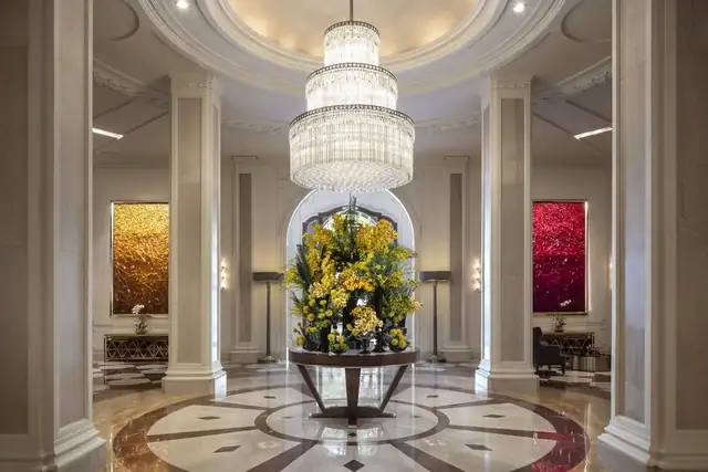 Beverly Wilshire em Beverly Hills, saguão amplo com grande lustre de cristal