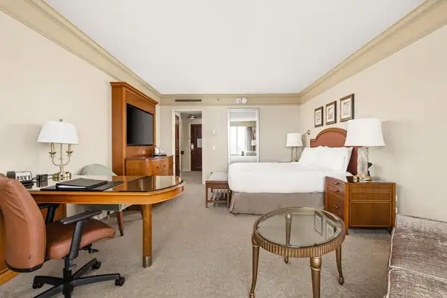 Conrad Indianapolis em Indianápolis, quarto com cama, escrivaninha e cadeira