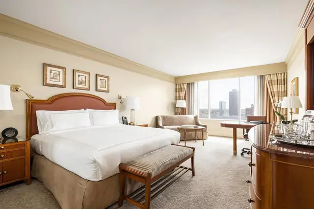 Conrad Indianapolis em Indianápolis, quarto com cama grande e escrivaninha