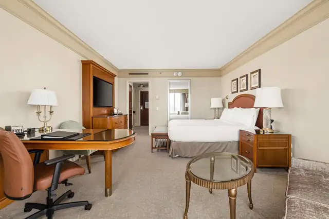 Conrad Indianapolis em Indianápolis, quarto com cama e mesas de cabeceira