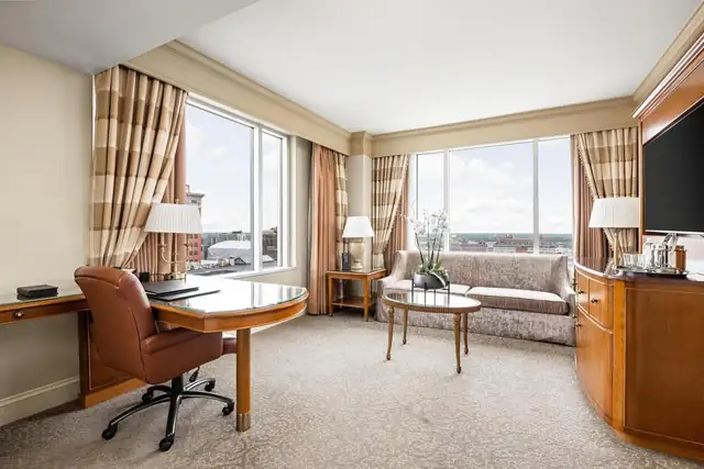 Conrad Indianapolis em Indianápolis, quarto com escrivaninha, cadeira e sofá