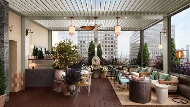 Conrad Downtown em Nova York, terraço com deck de madeira e área de assentos