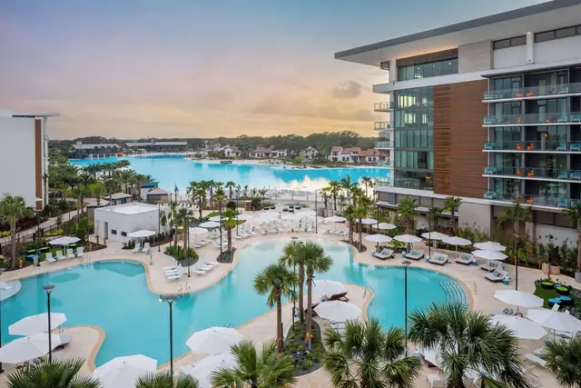 Conrad Orlando em Orlando, resort com várias piscinas e áreas de descanso