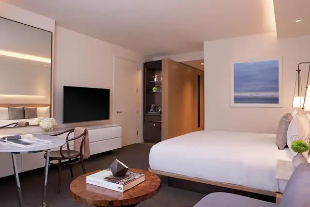 Conrad Washington DC em Washington, quarto moderno com televisor de tela plana