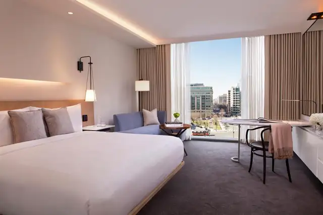 Conrad Washington DC em Washington, quarto com cama grande e escrivaninha
