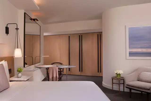 Conrad Washington DC em Washington, quarto moderno com cama e escrivaninha