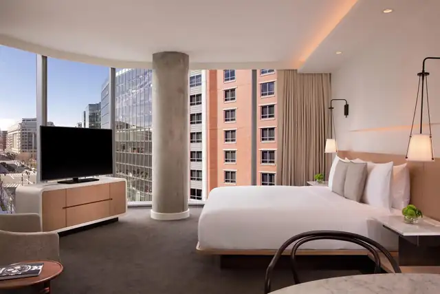 Conrad Washington DC em Washington, quarto com cama grande e televisor