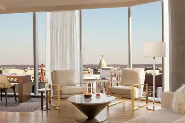 Conrad Washington DC em Washington, quarto moderno com janelão amplo
