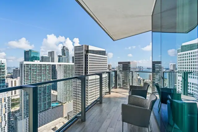 EAST Miami em Miami, varanda de um edifício alto com vista para a cidade