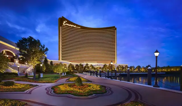 Encore Boston Harbor em Everett, hotel de fachada curva com nome iluminado