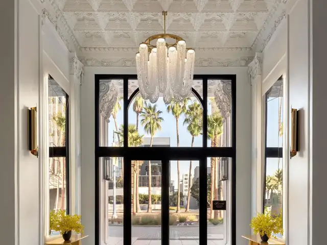 Fairmont Breakers em Long Beach, entrada com lustre de cristal