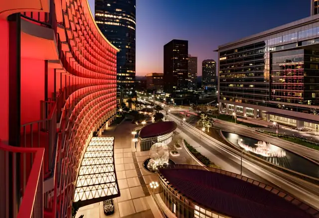 Fairmont Century Plaza em Los Angeles, edifício moderno de fachada curva