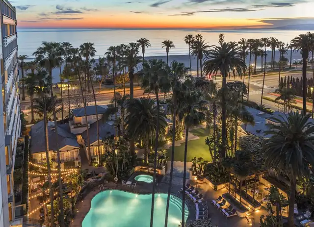 Fairmont Miramar em Santa Mônica, piscina com espreguiçadeiras e palmeiras