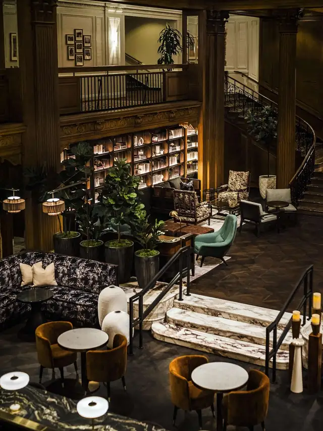 Fairmont Olympic em Seattle, saguão amplo com uma grande escadaria