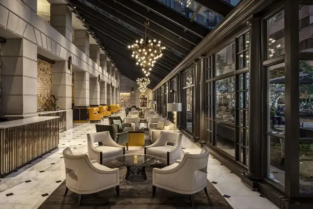 Fairmont Georgetown em Washington, saguão espaçoso de pé-direito alto