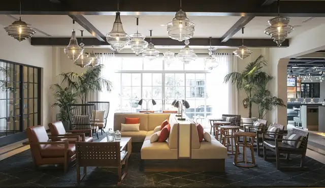 Four Seasons Aviara em Carlsbad, salão moderno com sofá, poltronas e mesas