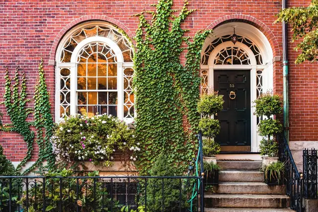 Four Seasons em Boston, prédio de tijolos com janelas em arco e porta preta