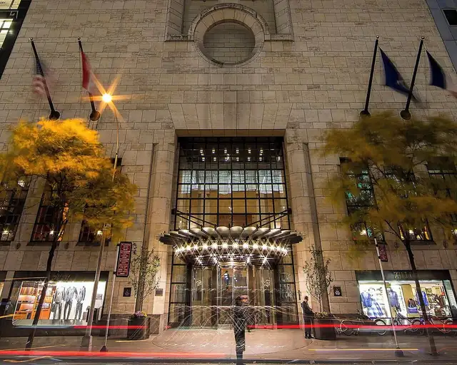 O Four Seasons em Nova York, edifício histórico com grande entrada