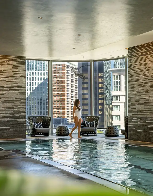 Four Seasons One Dalton em Boston, piscina interna moderna do hotel