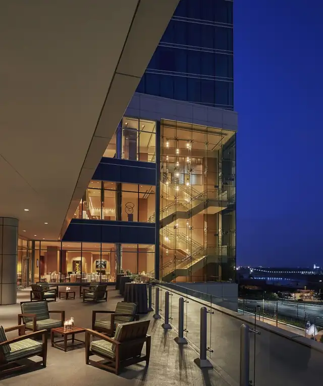 Four Seasons Hotel St. Louis em St. Louis, lobby moderno com fachada de vidro