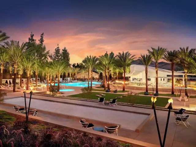 Four Seasons Westlake Village em Los Angeles, área da piscina com espreguiçadeiras