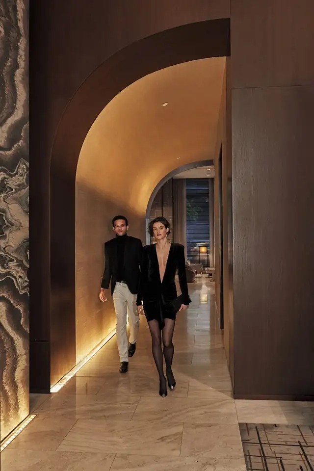 Four Seasons Downtown em Nova York, corredor com teto curvo e mármore