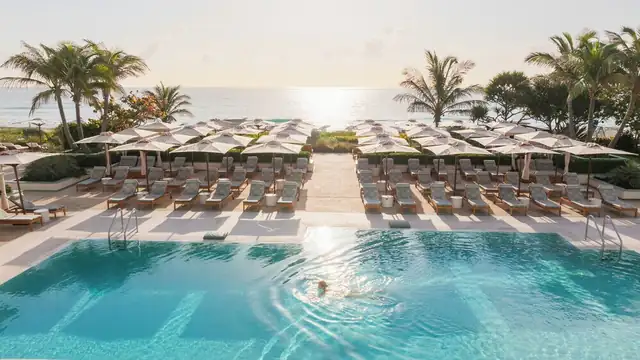 Four Seasons Palm Beach, área da piscina com espreguiçadeiras e guarda-sóis