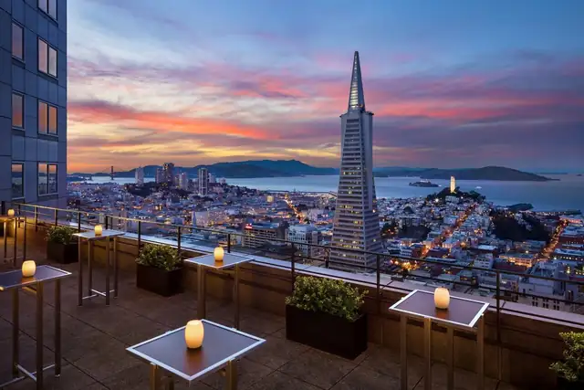 Four Seasons Embarcadero em São Francisco, terraço com mesas e vista para a cidade