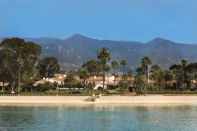 Four Seasons Biltmore em Santa Bárbara, hotel beira-mar, montanhas e palmeiras