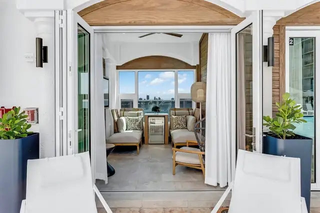 InterContinental Miami em Miami, varanda com duas espreguiçadeiras brancas
