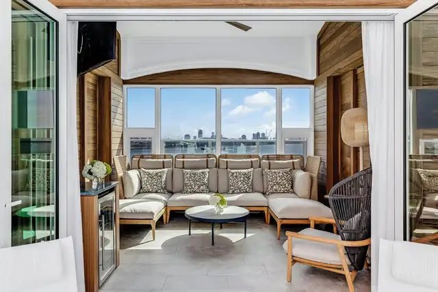 InterContinental Miami em Miami, interior moderno com sofá modular