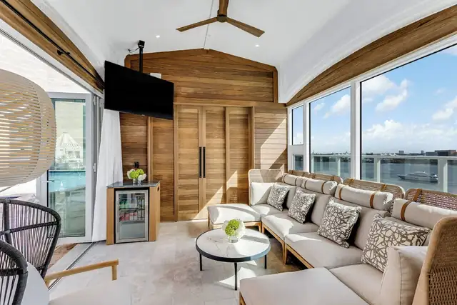 InterContinental Miami em Miami, sala de estar moderna com sofás e mesa de centro
