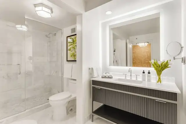 InterContinental Miami em Miami, banheiro moderno com box de vidro