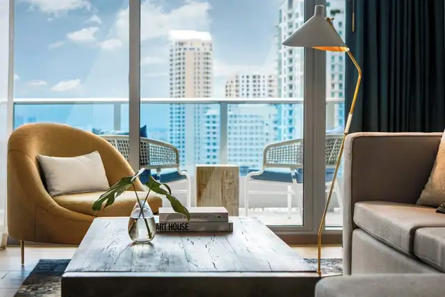 O Kimpton EPIC em Miami, sala moderna com vista para o perfil da cidade