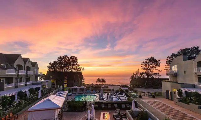 L'Auberge Del Mar em Del Mar, piscina com espreguiçadeiras e vista para o oceano