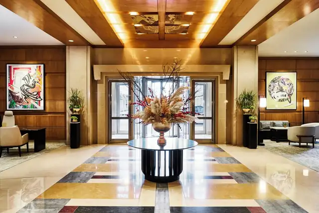 Mandarin Oriental em Boston, lobby com mesa central, plantas e obras de arte