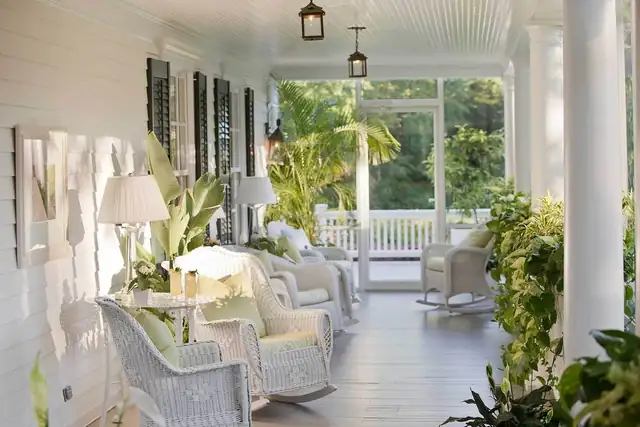 Mayflower Inn & Spa em Washington, Connecticut, galeria coberta com móveis de vime