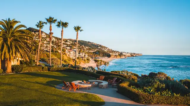Montage Laguna Beach em Orange County, vista costeira com gramado bem cuidado