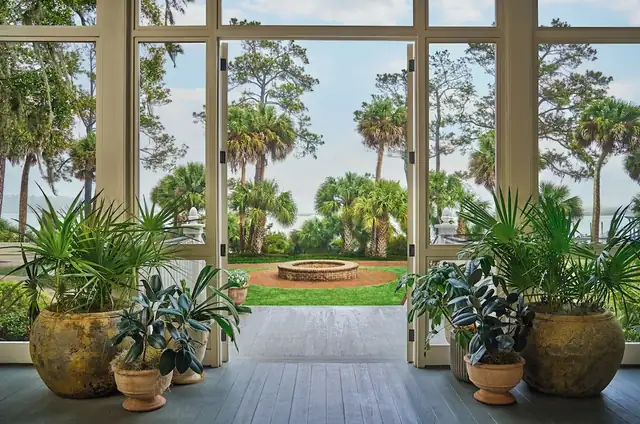 Montage Palmetto Bluff em Bluffton, vista através de grandes janelões