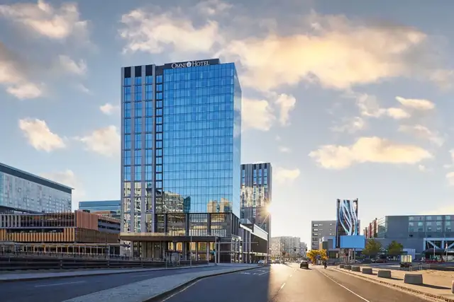 Omni Boston no Seaport, edifício moderno com fachada de vidro
