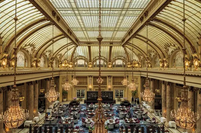 Palace Hotel em São Francisco, grande salão com teto abobadado e lustres