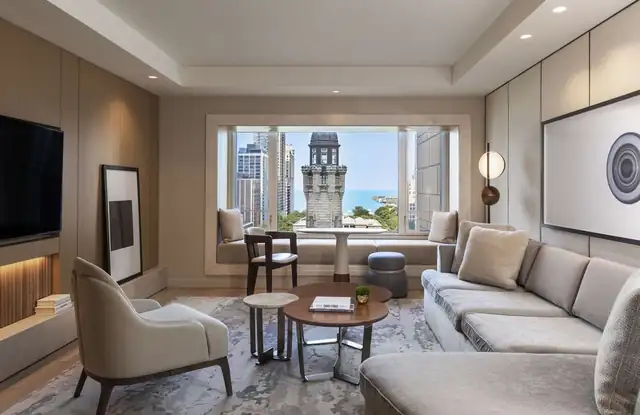 Park Hyatt Chicago em Chicago, sala moderna com sofá, poltronas e TV