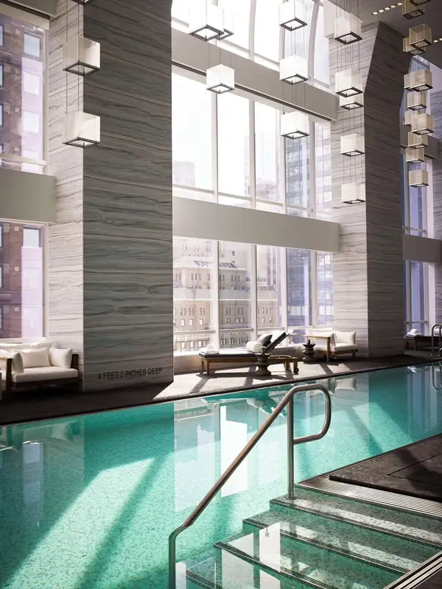 Park Hyatt em Nova York, piscina coberta moderna com guarda-corpo de vidro