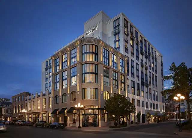 Pendry San Diego em San Diego, fachada de vários andares com placa