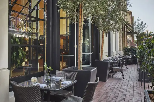 Pendry San Diego em San Diego, terraço de refeições com móveis de vime