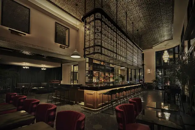 Pendry San Diego em San Diego, bar com teto alto e parede decorada
