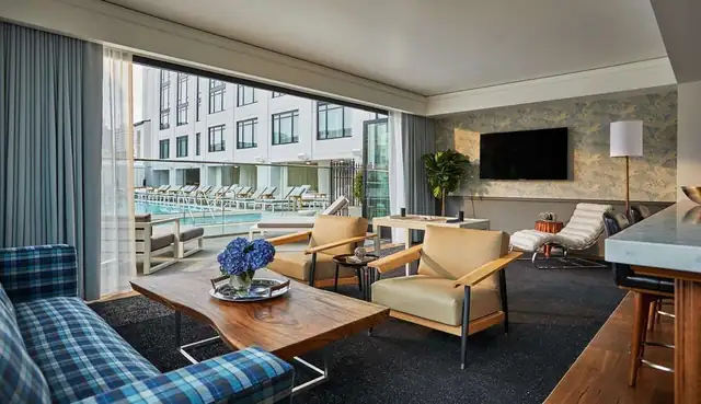 Pendry San Diego em San Diego, quarto com varanda e vista para a piscina