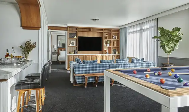 Pendry San Diego em San Diego, sala com mesa de sinuca e sofá