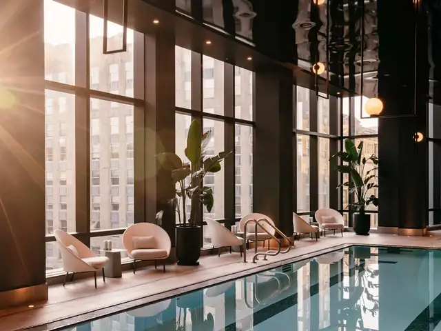 Raffles Boston em Back Bay, piscina do hotel com espreguiçadeiras